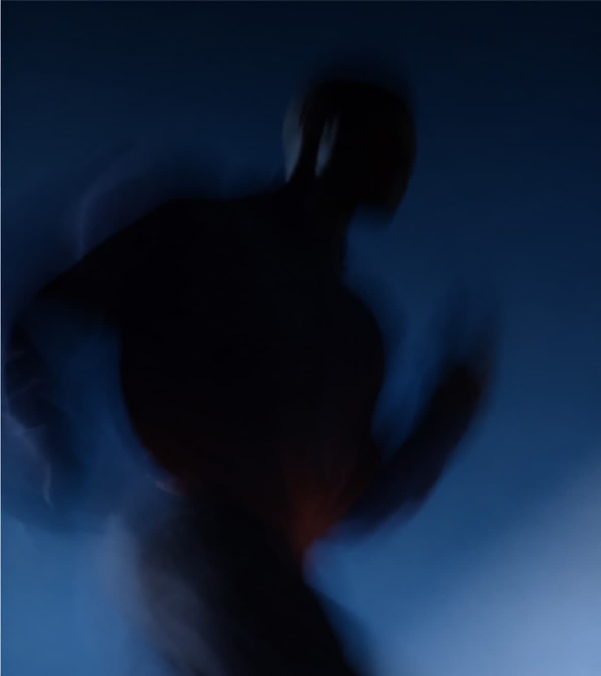 Atleta en movimiento, silueta desenfocada sobre fondo azul
